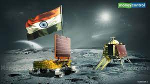 ভারতের পাঠানো চাঁদ রোভার ইতিমধ্যে প্রথম পদক্ষেপ চাঁদের পৃষ্ঠে গ্রহণ করেছে। এই ইতিহাসটি তৈরি হয়েছে ঠিক উত্তর মেরুর কাছে ল্যান্ড করার একদিন পর। চন্দ্রযান-৩-এর রোভার ল্যান্ডার থেকে 
